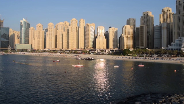 JBR。朱美拉海滩住宅摩天大楼全景视频素材