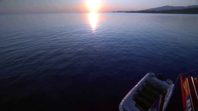 在夕阳西下的爱琴海上航行，从希腊岛上的游轮上看到美丽的景色视频素材