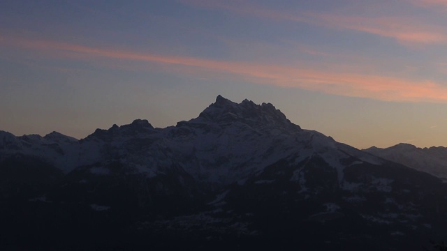 夕阳下的山视频素材