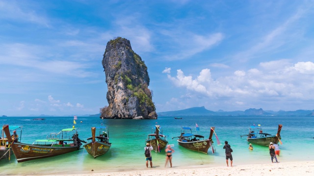 泰国甲米澳普拉南湾(Ao Phra Nang bay) Ko Poda岛(Ko Poda Island)碧蓝碧蓝的大海，游客和长尾船随处可见;右平移-时间推移视频素材