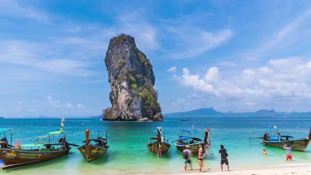 泰国甲米澳普拉南湾(Ao Phra Nang bay) Ko Poda岛(Ko Poda Island)碧蓝碧蓝的大海，游客和长尾船随处可见;缩小-时间流逝视频素材