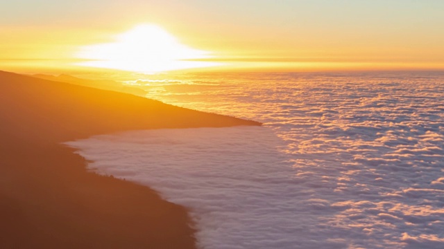 空中背景白天到晚上的时间推移特写日落云层覆盖附近泰德火山，特内里费，加那利群岛，西班牙。视频素材