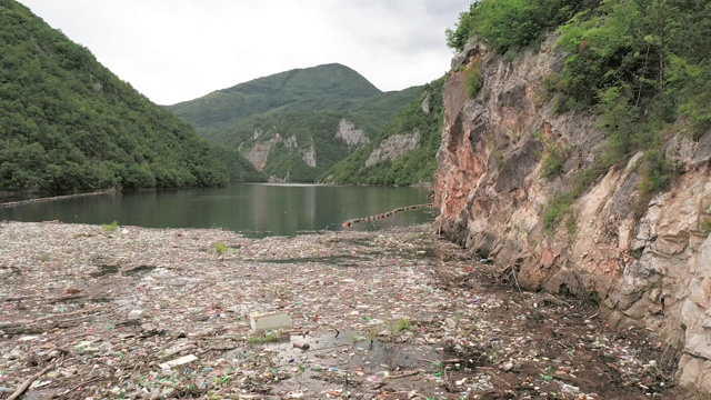 被垃圾污染的河流视频素材