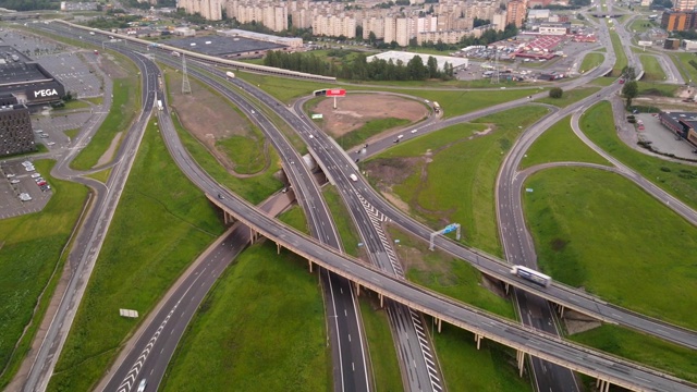 考纳斯Via Baltica最大十字路口的空中夜景。视频素材