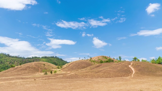 泰国拉廊风景区金嫩草或秃山山;倾斜下来-时间流逝视频素材