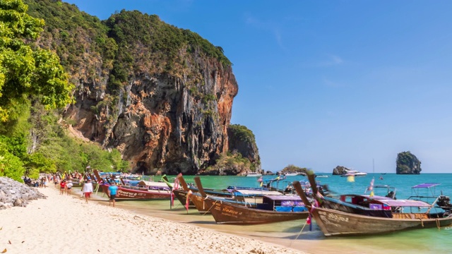 泰国甲米Phra Nang海滩，游客和绿松石般的清澈海水、石灰岩悬崖和山脉;右平移-时间推移视频素材