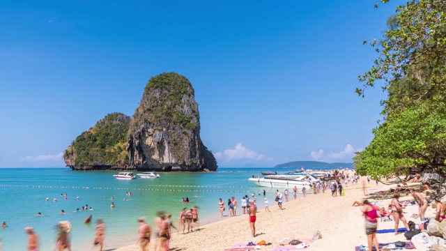 泰国甲米Phra Nang海滩，游客和绿松石般的清澈海水、石灰岩悬崖和山脉;缩小-时间流逝视频素材