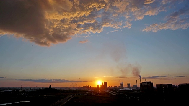 戏剧性的天空和城市天际线视频下载