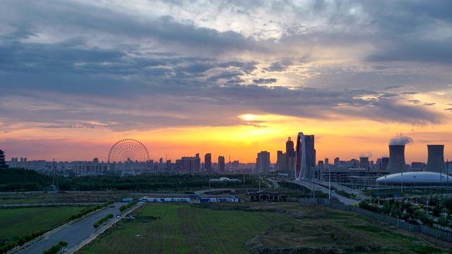 戏剧性的天空和城市天际线视频素材