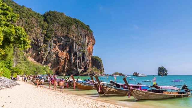 泰国甲米Phra Nang海滩，游客和绿松石般的清澈海水、石灰岩悬崖和山脉;缩小-时间流逝视频素材