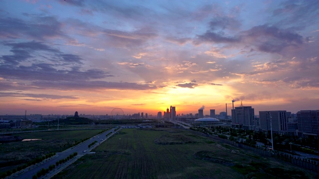 戏剧性的天空和城市天际线，从白天到夜晚的时间流逝视频素材