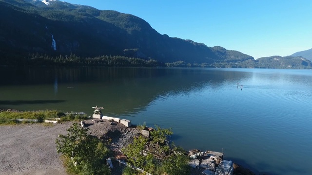 站起来划桨板附近的Squamish BC视频素材