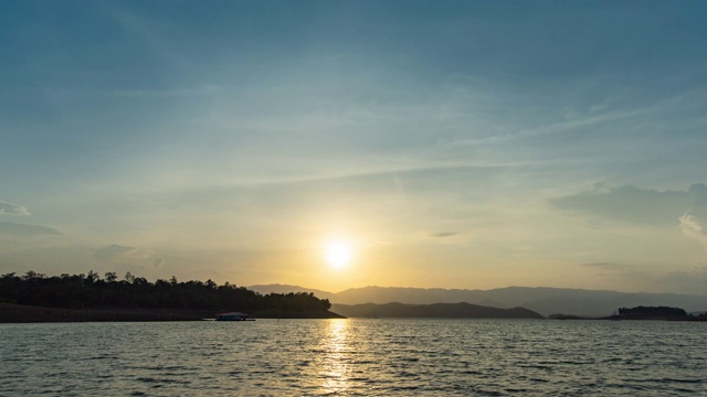 日落湖的时间流逝，从白天到黄昏的时间流逝视频素材