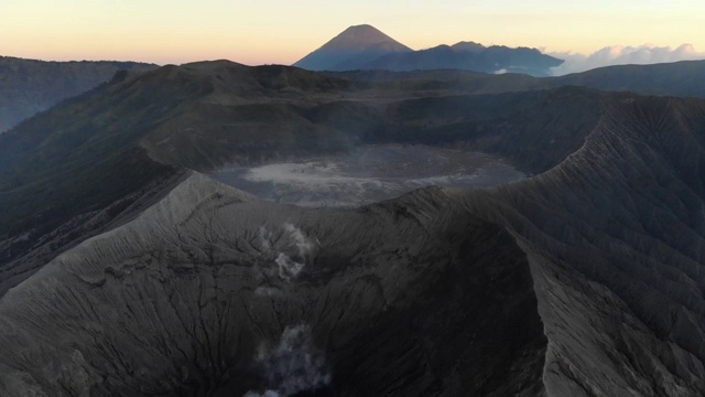 黄昏时的布罗莫火山火山口的电影鸟瞰图视频剪辑视频素材