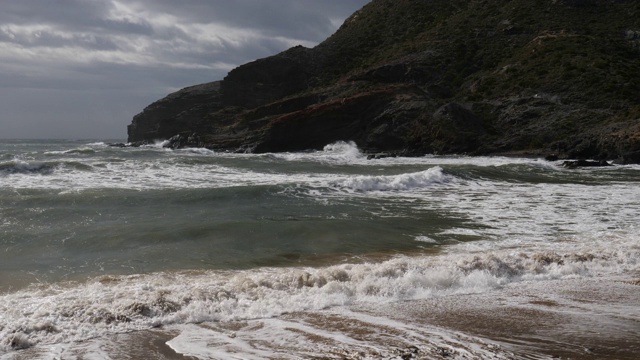 西班牙海滩在多云天气海浪视频素材