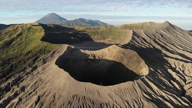 电影鸟瞰图的视频剪辑在早上的布罗莫火山在日出视频素材