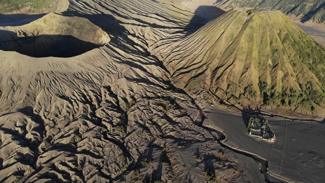 清晨日出时的布罗莫火山口的电影空中视频剪辑视频素材