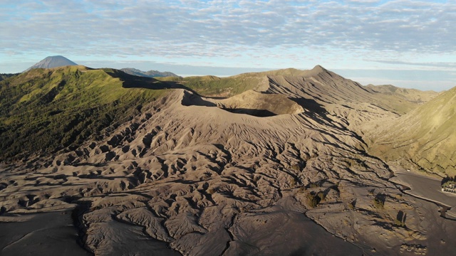 清晨日出时的布罗莫火山口的电影空中视频剪辑视频素材