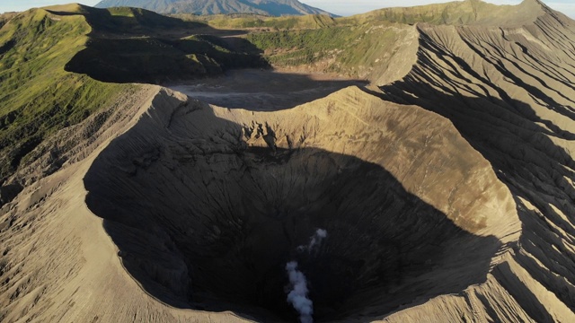 电影鸟瞰图的视频剪辑在早上的布罗莫火山在日出视频素材