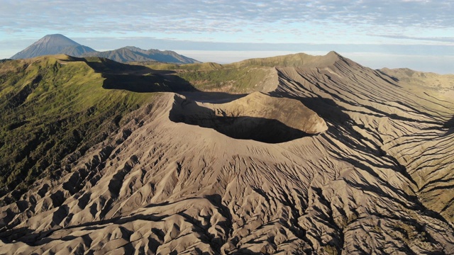 电影鸟瞰图的视频剪辑在早上的布罗莫火山在日出视频素材