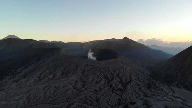 黄昏的Bromo火山口的电影鸟瞰图视频剪辑，一个非常受欢迎的旅游目的地位于东爪哇，印度尼西亚。视频素材