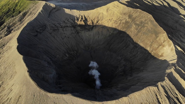 电影高空鸟瞰图的视频剪辑的布罗莫山在早上的日出火山口视频素材