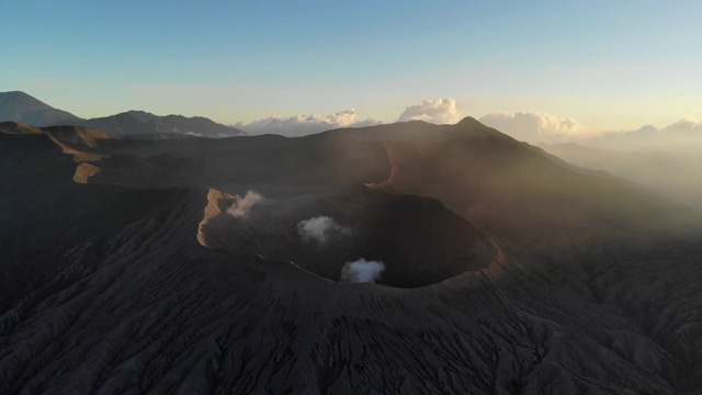 电影鸟瞰图视频剪辑的火山口的布罗莫在早上日出视频素材