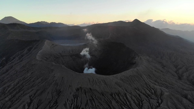 黄昏时的布罗莫火山口的电影鸟瞰图视频剪辑视频素材