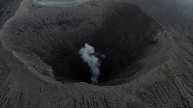 黄昏时的布罗莫火山口的电影鸟瞰图视频剪辑视频素材