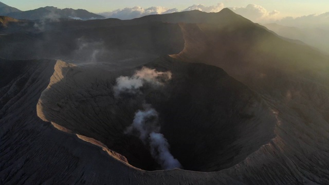 电影鸟瞰图视频剪辑的火山口的布罗莫在早上日出视频素材