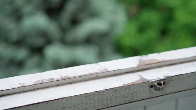 开着的窗户外面在下雨视频素材