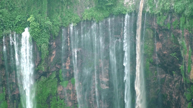 Coban Sewu瀑布，或Tumpak Sewu瀑布的慢镜头，最美丽的瀑布位于鲁马江，东爪哇，印度尼西亚。视频素材