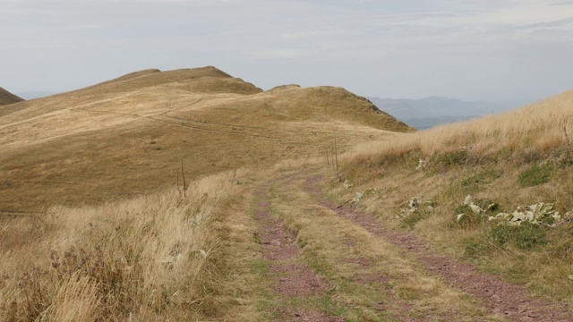 Stara planina山附近的徒步旅行者在4K山顶视频素材