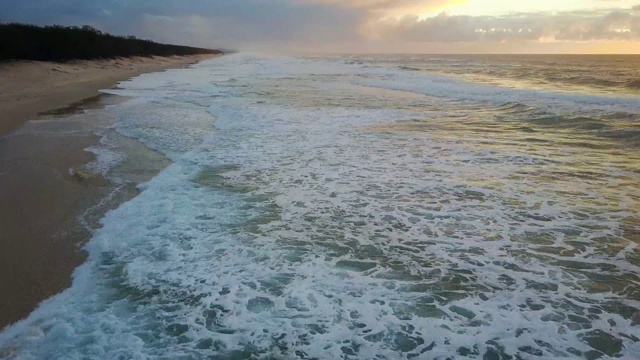 日出时的海岸海滩视频素材