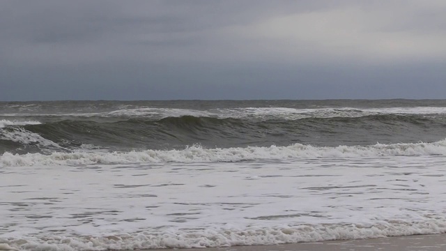 纽约长岛海岸热带风暴引发的海浪视频素材