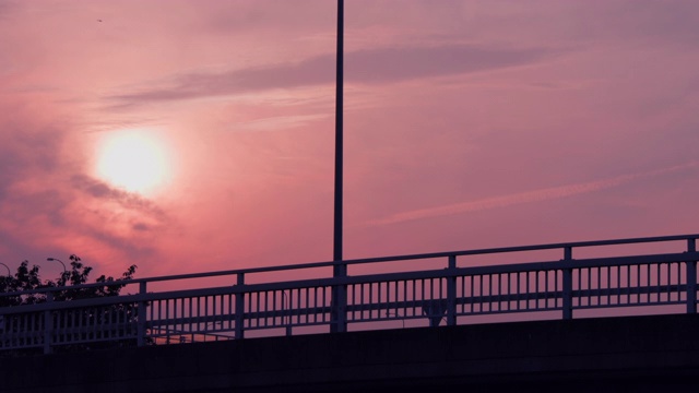 横滨郊区的一座桥，夕阳下的天空中，来来往往的行人和汽车视频素材