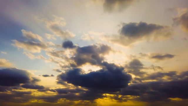 戏剧性的日落天空的时间流逝视频素材