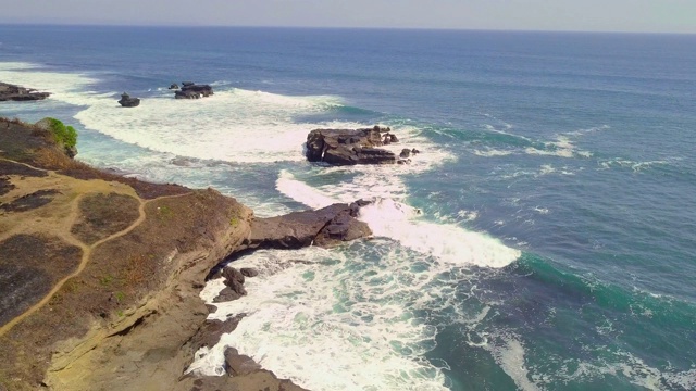 夏天碧波荡漾的大海和碧绿的稻田，风景如画视频素材