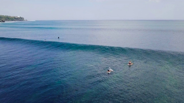 一个冲浪者在夏季的海洋中乘风破浪的电影鸟瞰图视频素材