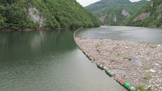 被垃圾污染的河流视频素材