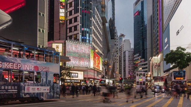 时间推移:香港城市商务区的夜景与交通灯小径视频素材