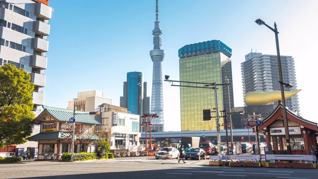 4K延时:拉近日本东京浅草繁华街道住田河附近的东京天空树视频素材