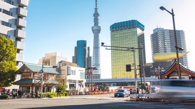 4K延时:拉近日本东京浅草市住田河附近的繁忙街道和东京天空树视频素材