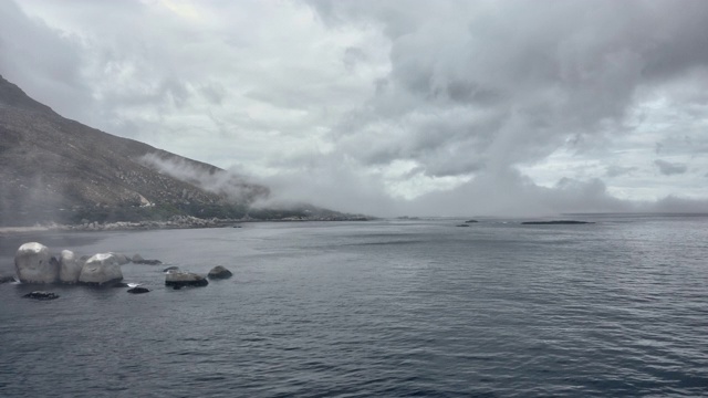 浓雾笼罩的山海岸边视频素材