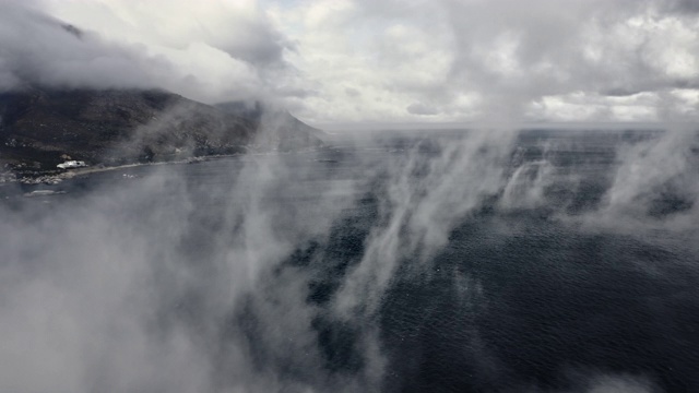 美丽的海水和被雾覆盖的南非山脉视频素材