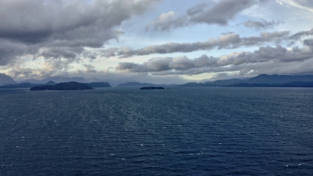 慢速拍摄的海洋视野，岛屿，山的剪影和天空视频素材