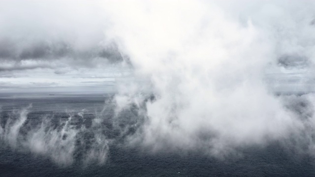 浓雾覆盖该地区和海水从下面视频素材