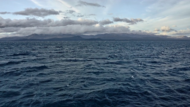 美丽的天空和深蓝色的海水视频素材