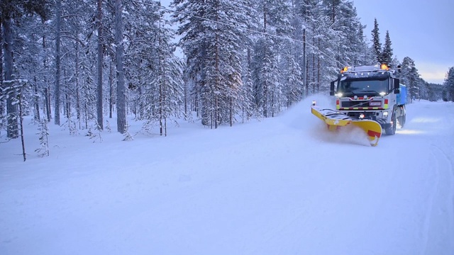 在芬兰拉普兰的乡村道路上铲雪视频素材