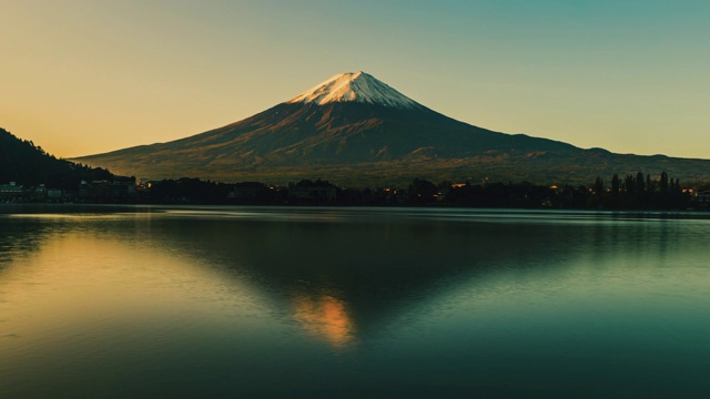 秋天，日本川口千子湖边的富士山视频素材